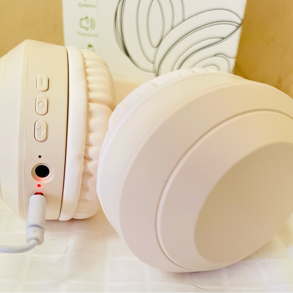 Wireless Over-Ear Headphones – Cream Color, Bluetooth, Mic, Comfort Fit